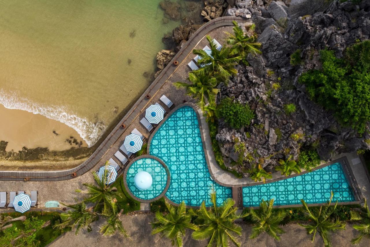 Hôtel Perle d'Orient Cat Ba - MGallery Chan Chau Exterior foto Aerial view of the pool at the resort