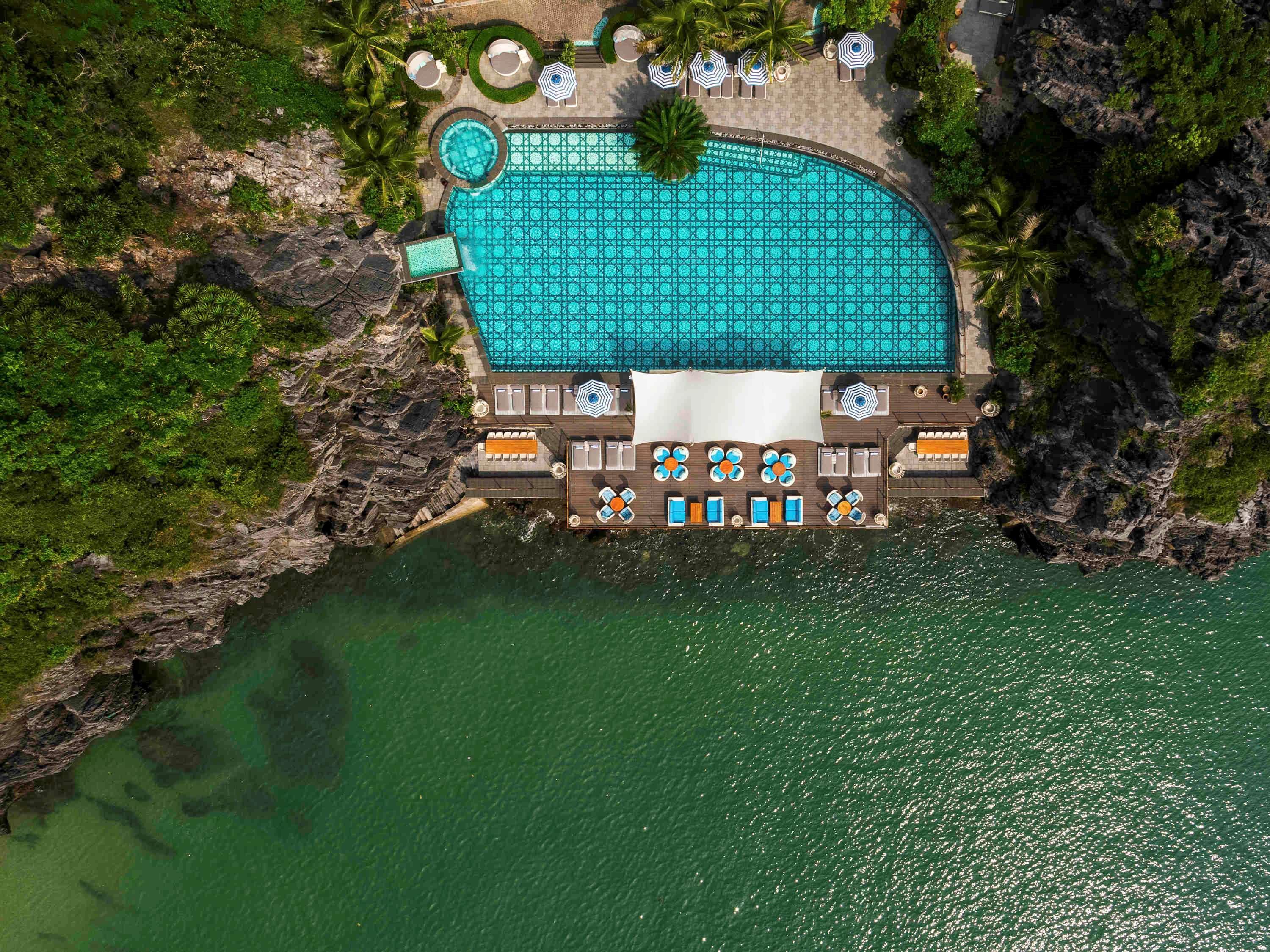 Hôtel Perle d'Orient Cat Ba - MGallery Chan Chau Exterior foto Aerial view of the resort