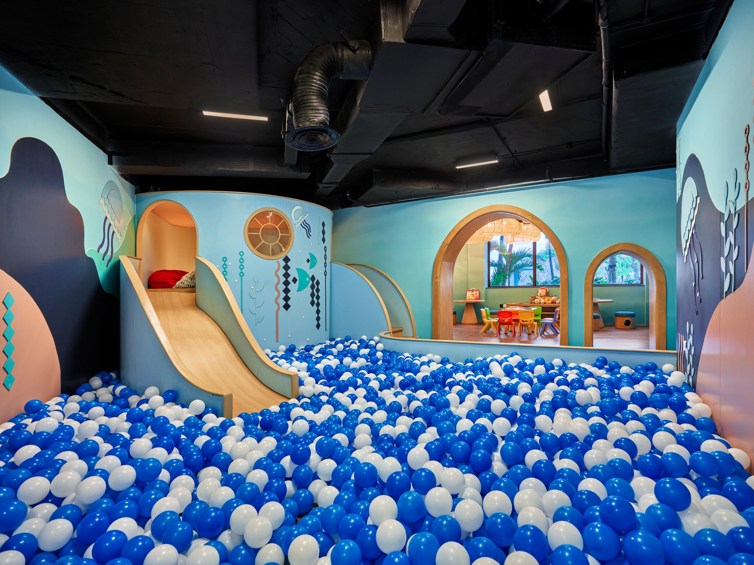 Hôtel Perle d'Orient Cat Ba - MGallery Chan Chau Exterior foto Ball pit at the Children's Museum of Oak Ridge