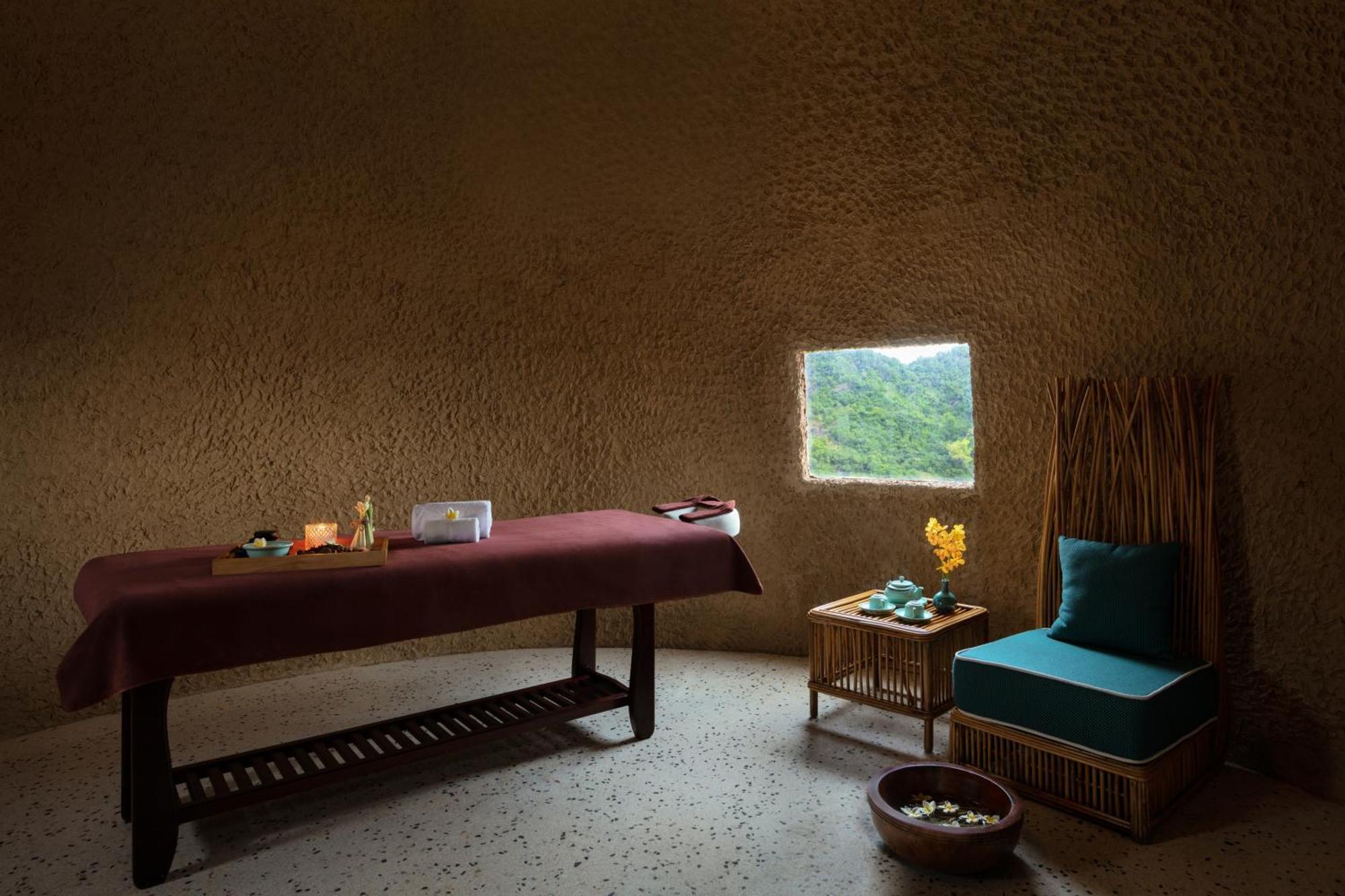 Hôtel Perle d'Orient Cat Ba - MGallery Chan Chau Exterior foto A treatment room at the Banyan Tree Spa